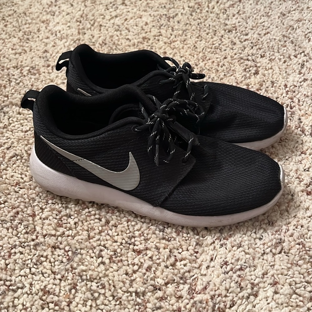 🏃🏼‍♀️ Black Nike Roche